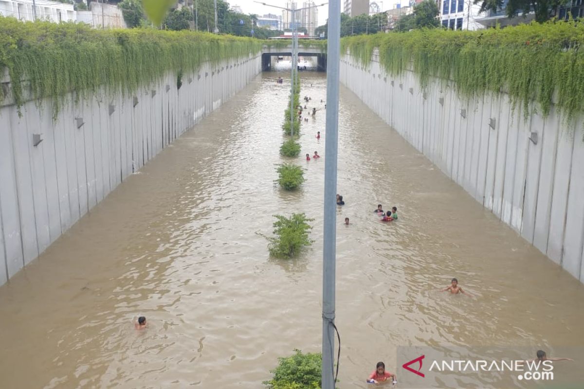 Banjir, Underpass Kemayoran jadi area berenang anak-anak