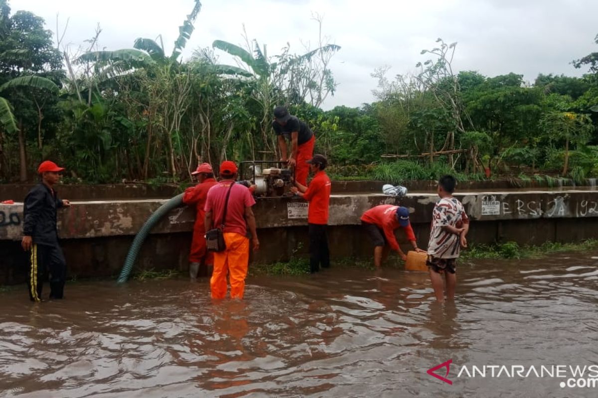 DPU Tangsel kirimkan pompa dan perahu Karet di lokasi banjir