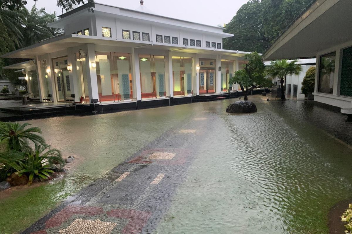 Hujan intensitas tinggi sempat akibatkan kawasan istana kepresidenan banjir