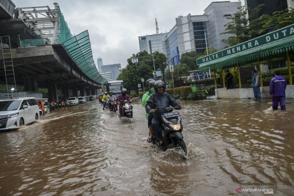 Banjir Jakarta surut, beberapa jalan masih terdapat genangan