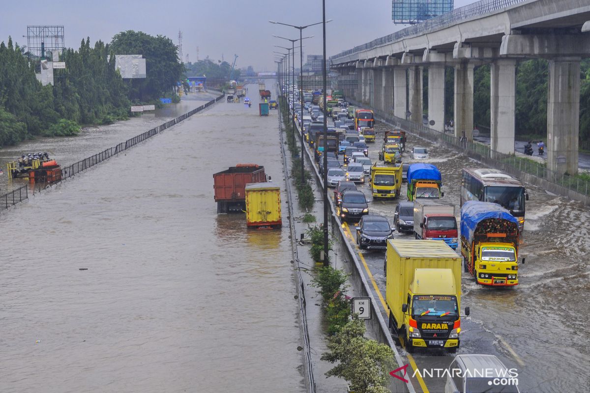 Asosiasi: 20.000 truk ekspedisi barang di Jakarta lumpuh akibat banjir
