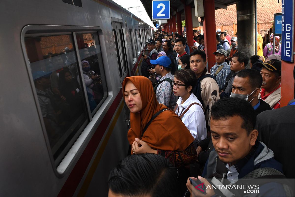 Kereta terlambat karena banjir, 187 penumpang batalkan tiket