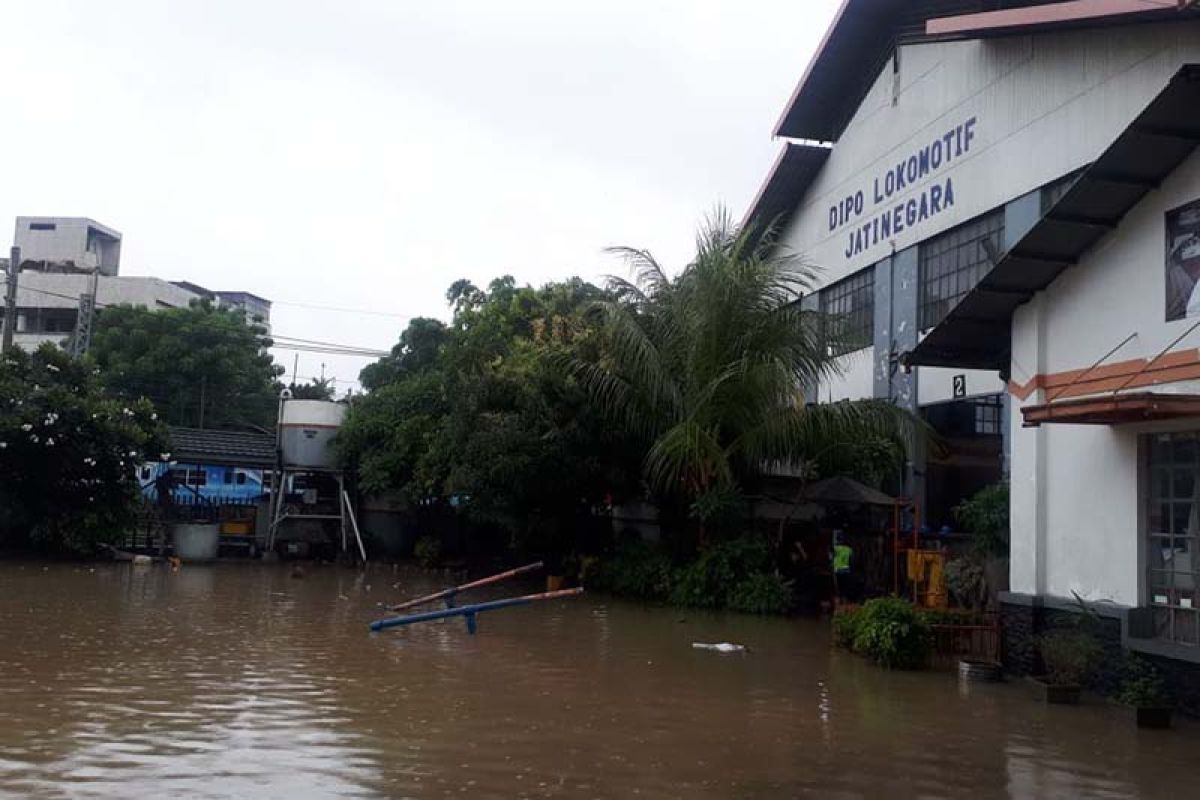 Sejumlah KA  lintas selatan Jawa terlambat akibat banjir