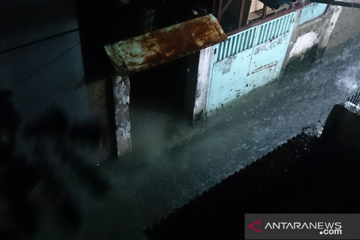 Warga waspada, Empat pintu air di Jakarta siaga satu