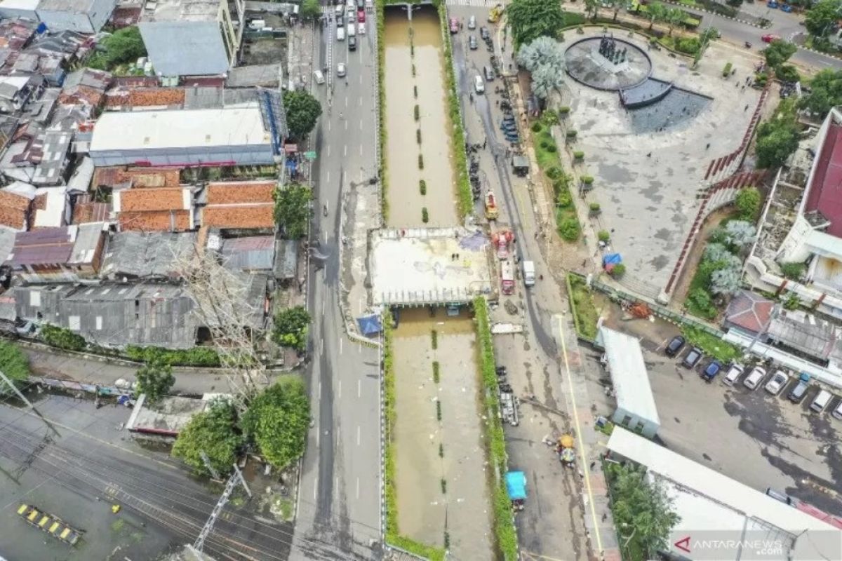 Ratusan miliar kerugian pengusaha peti kemas Jakarta akibat banjir