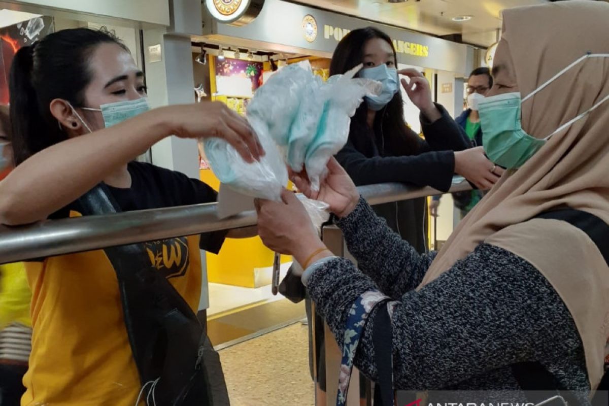Pekerja migran di Hong Kong bagikan masker bantuan Pemkab Jember