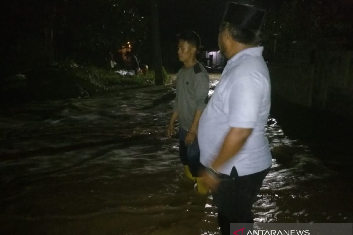 Tanggul Sungai Citarum di Bekasi jebol akibatkan akses warga tertutup