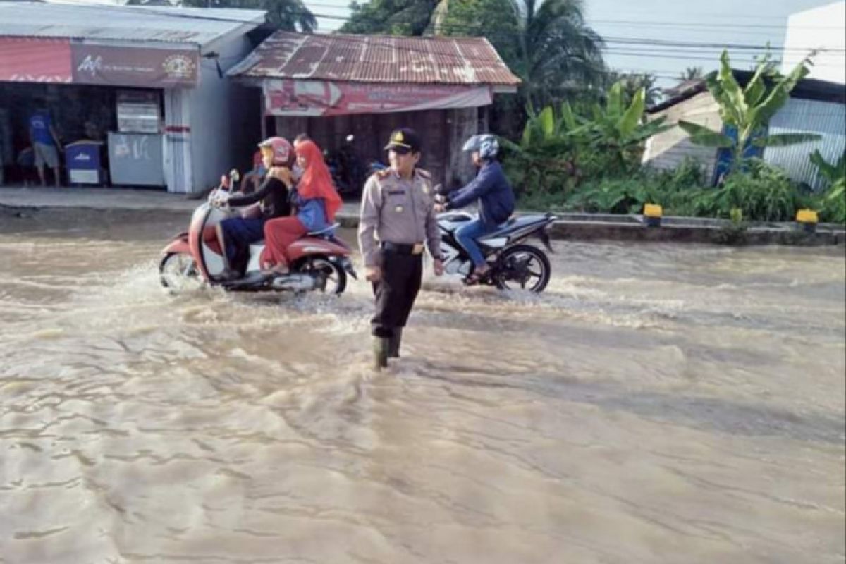 Sungai Indragiri meluap, Polisi siagakan petugas atur lalu lintas