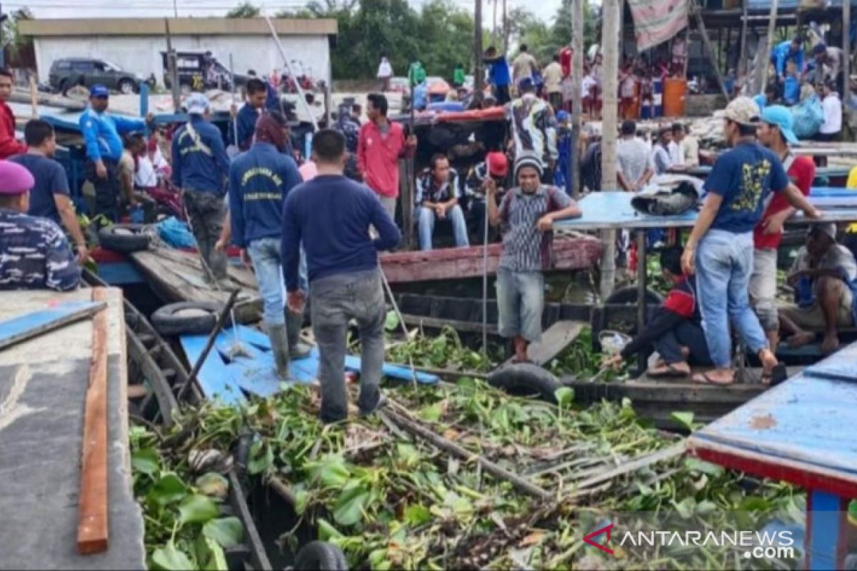 Ketua PKK Tanjungbalai pimpin lintas elemen bersihkan sungai dari sampah