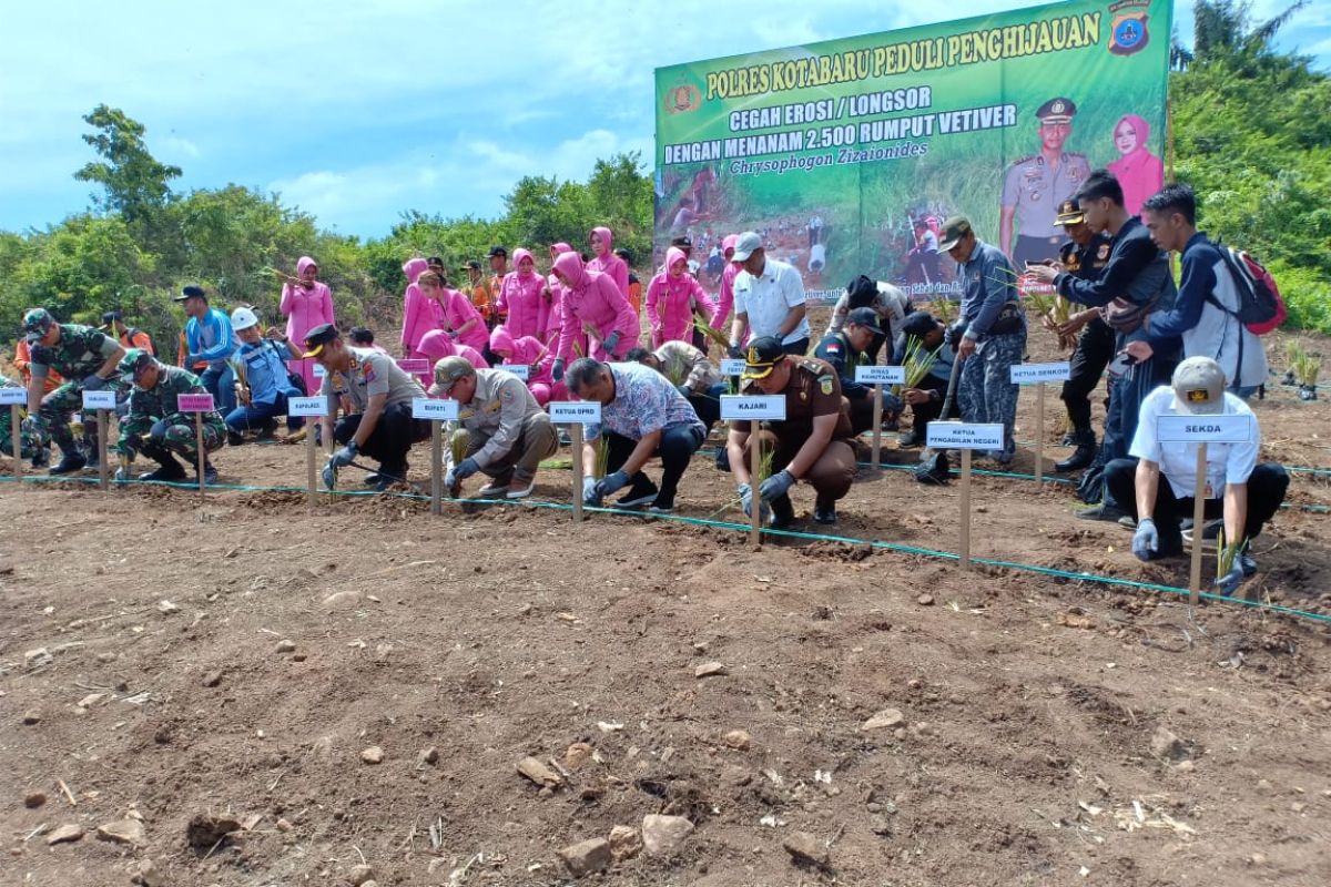 Kotabaru jointly plant vetiver grass, to prevent erosion and landslide