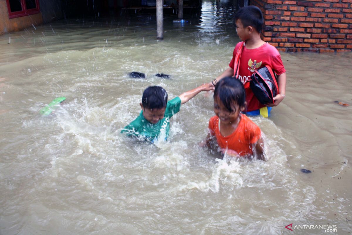 Sebagian sekolah di Karawang liburkan siswanya akibat banjir