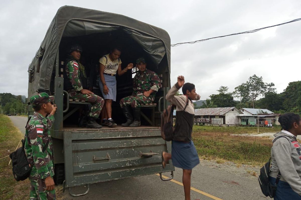 TNI antarkan siswa sekolah di Perbatasan RI-PNG dengan menggunakan truk