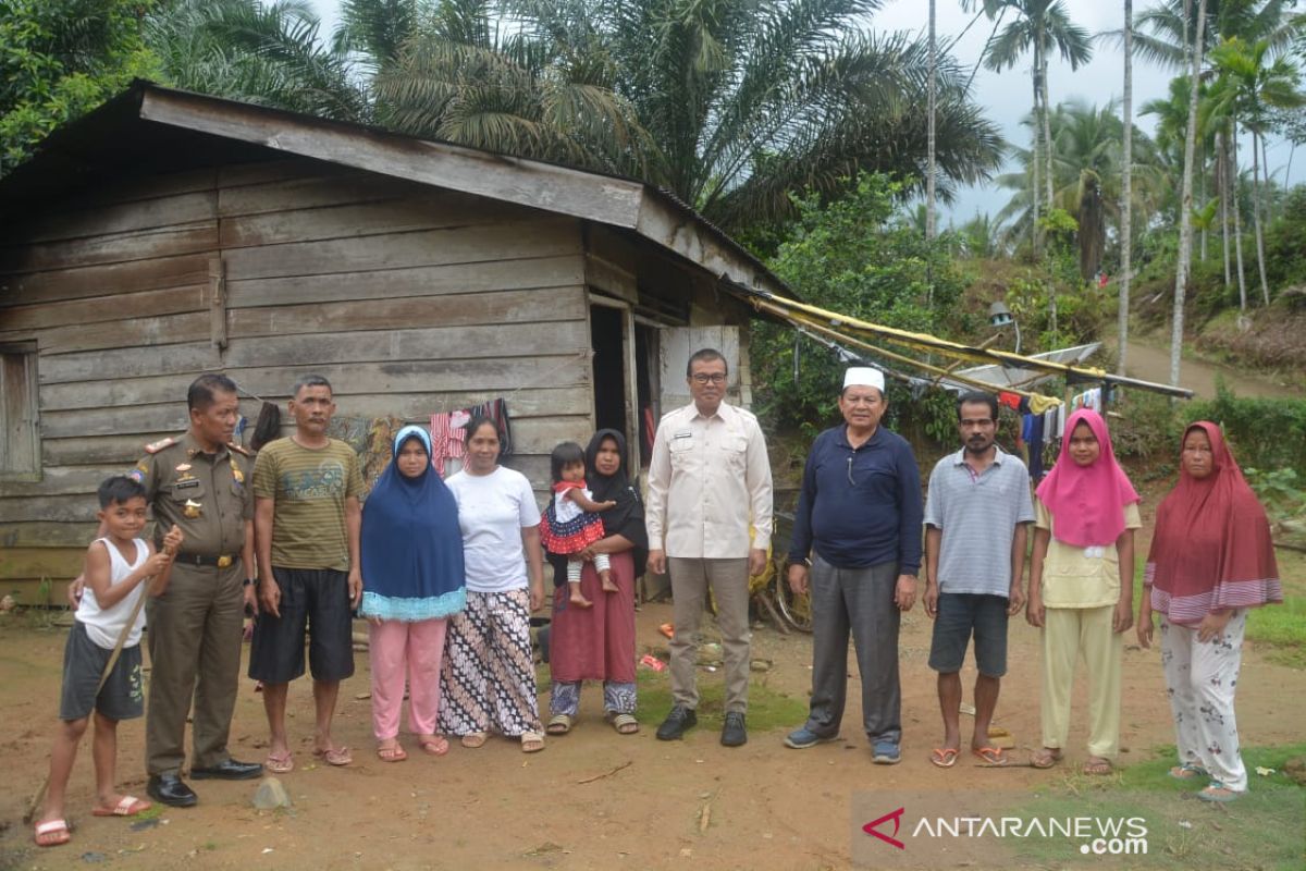 Plt Bupati Solok Selatan bantu Mulyadi warga Talunan Maju yang menderita lumpuh