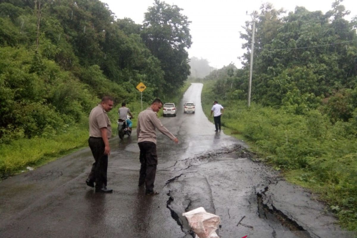 Longsor dan jalan ambles di wilayah barat Gorontalo Utara