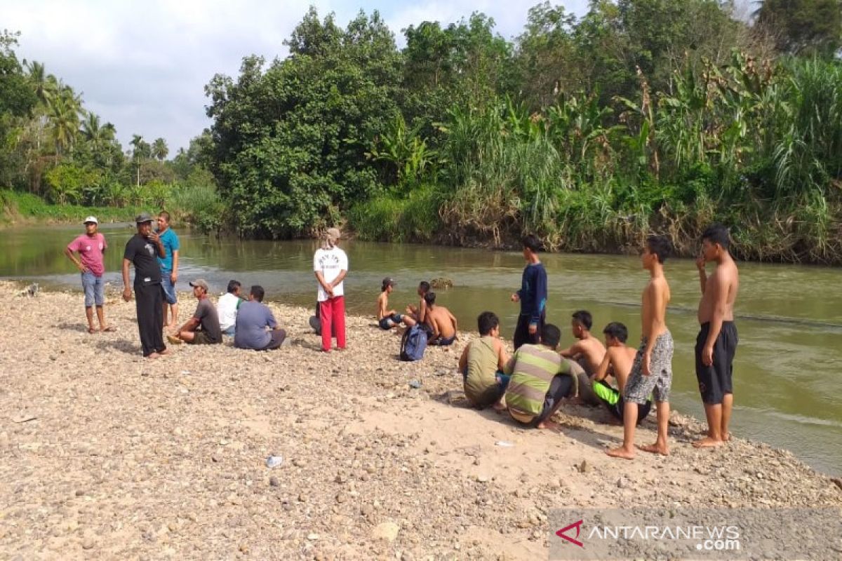 Sungai Batang Angkola Tapsel ambil korban