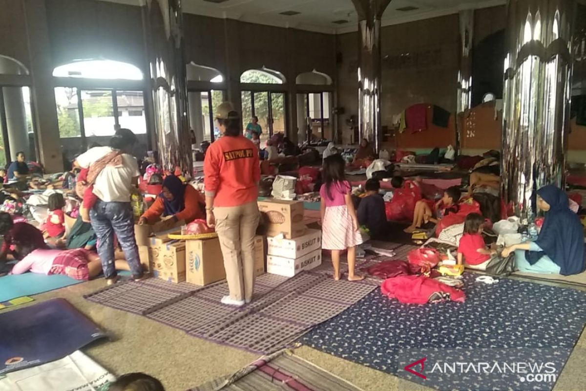 Banjir belum surut, 100 KK bertahan di Kampus Borobudur