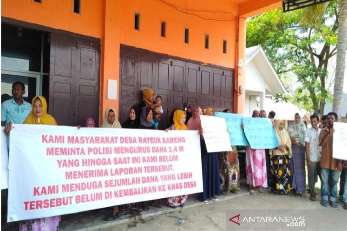 Tidak transparan, warga demo kantor kepala desa di Lhokseumawe