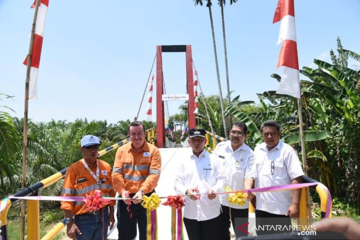 Bupati Tapsel hadiri penyerahan jembatan rambin yang dibangun PT.AR