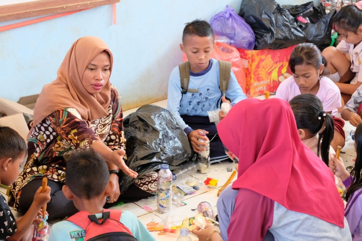 Ratusan siswa di Pulau Obi peringati hari peduli sampah