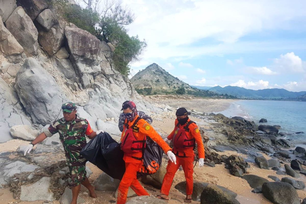 Tim SAR evakuasi mayat nelayan di Pantai Sumbawa Barat