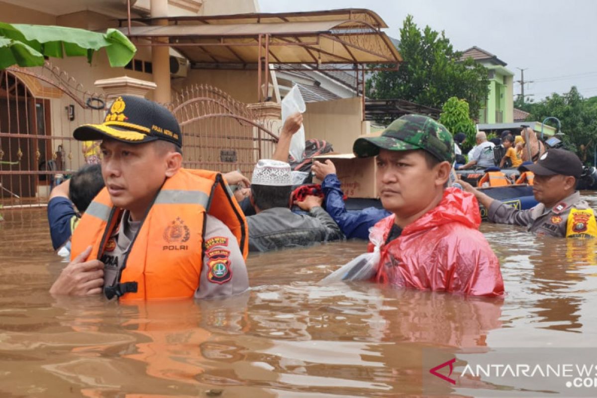 Kapolres Kombes Pol Hendra Gunawan turun langsung evakuasi korban banjir di Bekasi