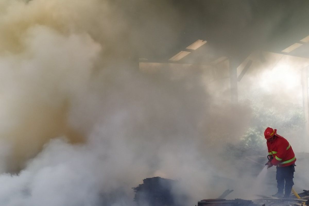 Gudang tua bekas kilang kayu di Sinaksak Simalungun terbakar