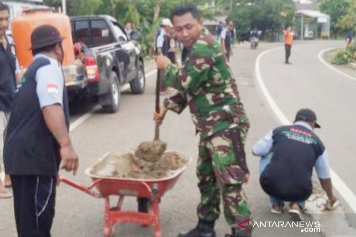 Sukseskan Haul Guru Sekumpul, Gepak dan TNI gontong-royong menambal jalan