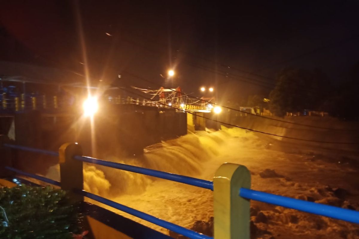 Tinggi permukaan air di Bendung Katulampa Bogor naik lagi menjadi 50 cm