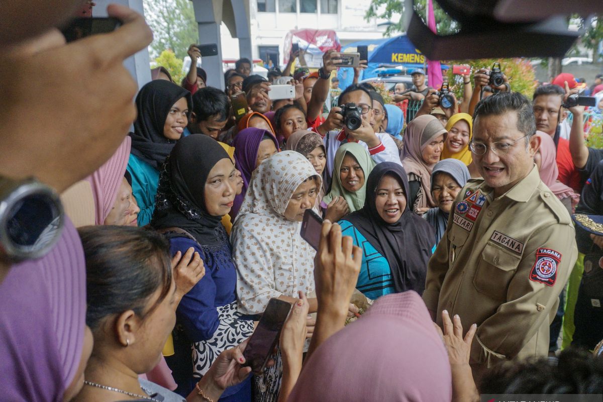 Mensos serahkan  bantuan banjir Pekalongan Rp1,2 miliar