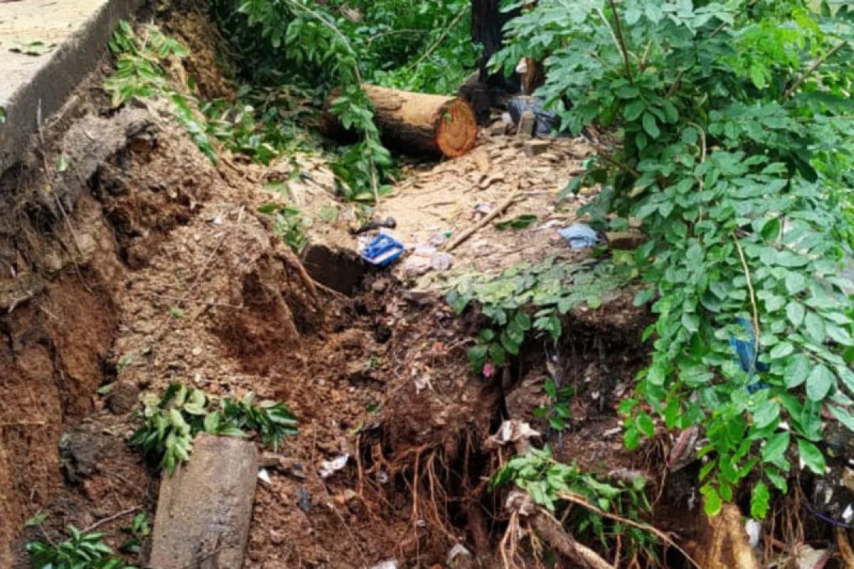 Beberapa lapak rumah makan di Jagakarsa terancam longsor