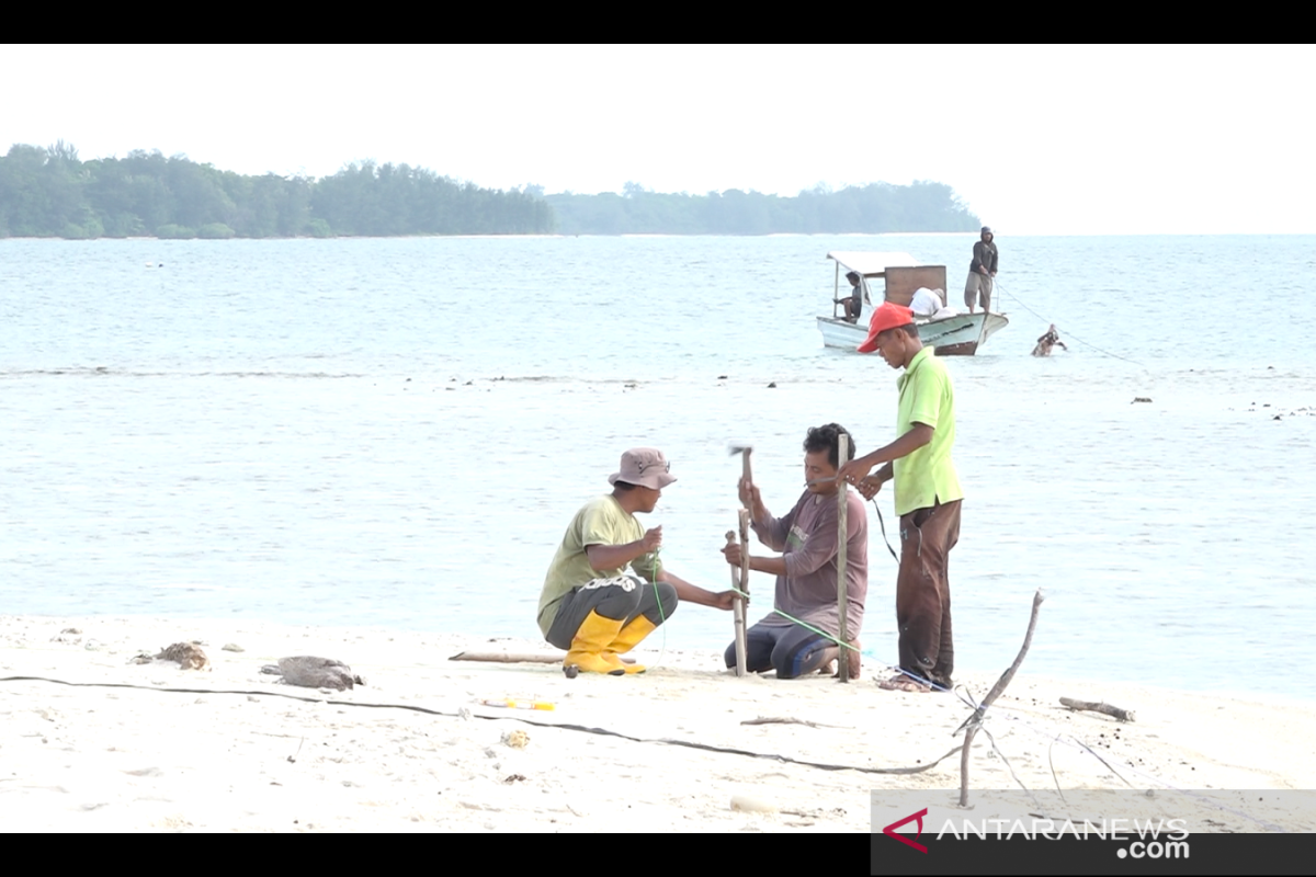 Pekerja mulai bangun landasan helikopter di Pulau Sebaru
