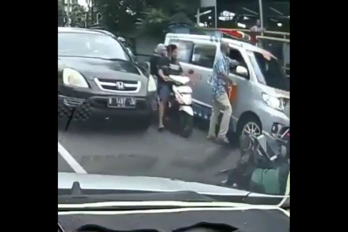 Viral pengemudi mobil pukul sopir ambulans, polisi selidiki