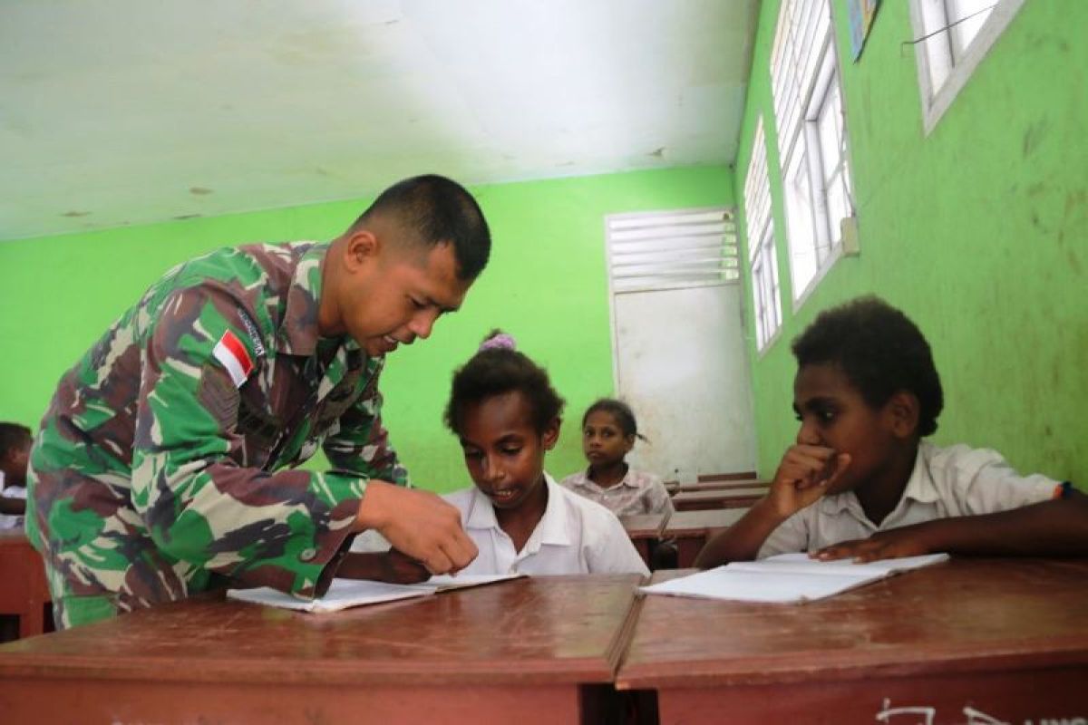 Prajurit TNI mengajar calistung siswa SD  di perbatasan RI-PNG