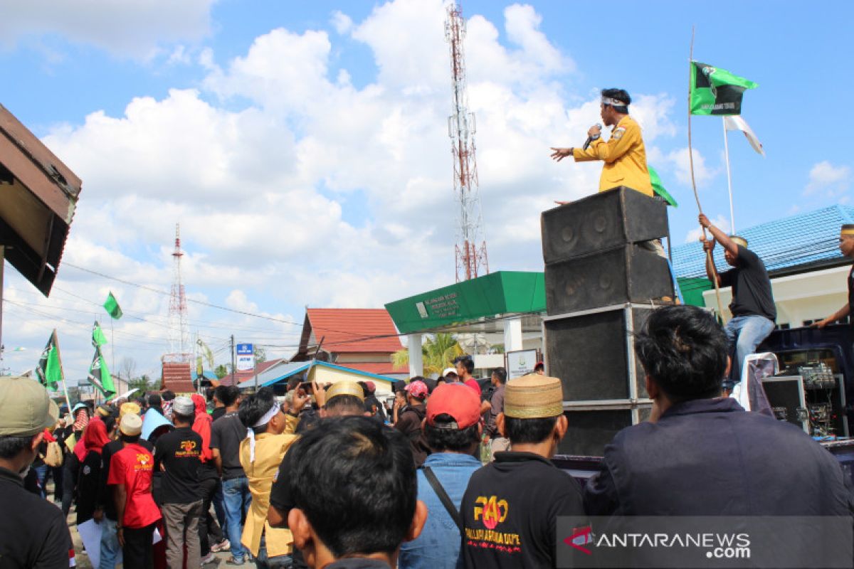 Tuntut pembebasan terdakwa Karhutla, massa demo PN Tembilahan