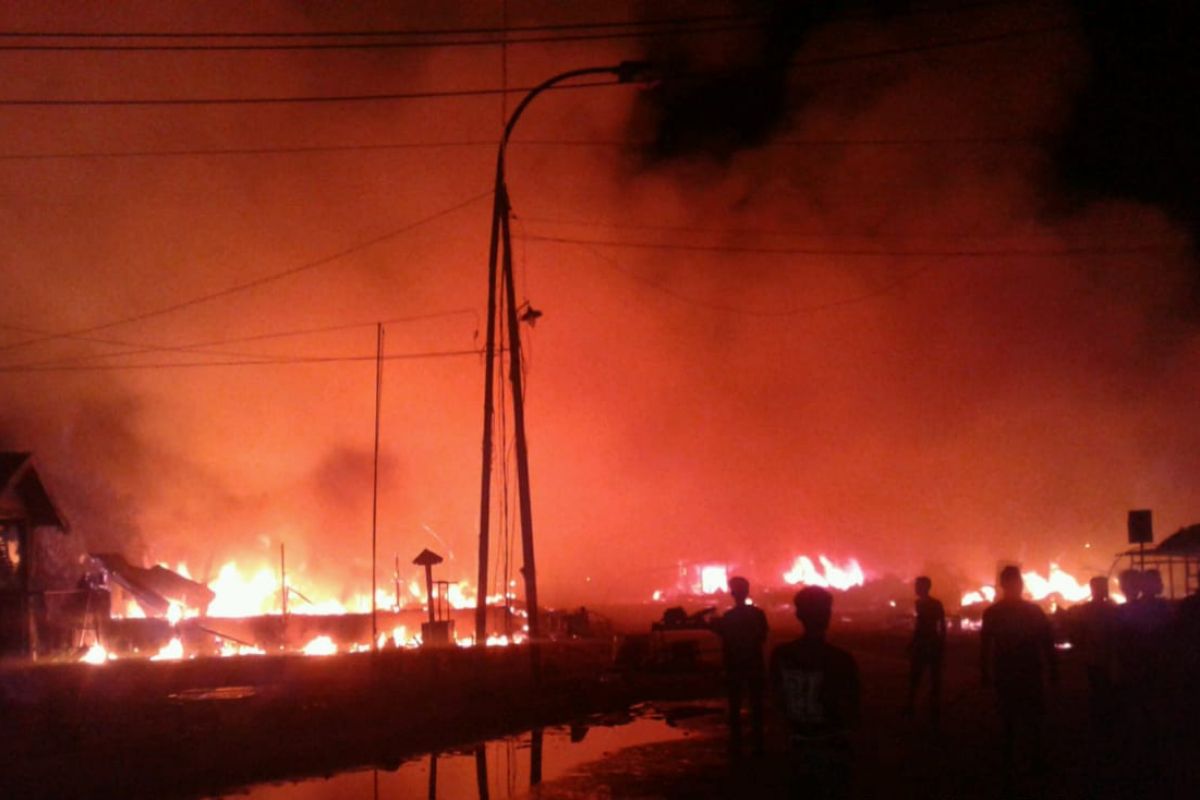 Puluhan kios Pasar Rumbai Inhil ludes terbakar