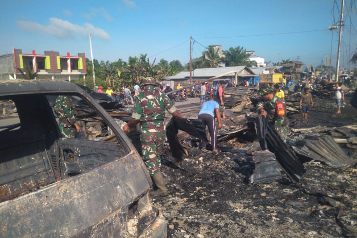 Personil TNI berjibaku bersihkan puing-puing pasca kebakaran