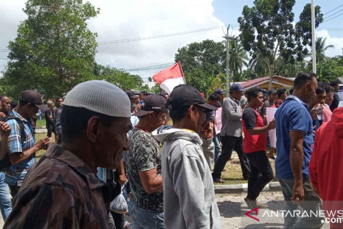 Nelayan demo tolak kapal cantrang di Natuna