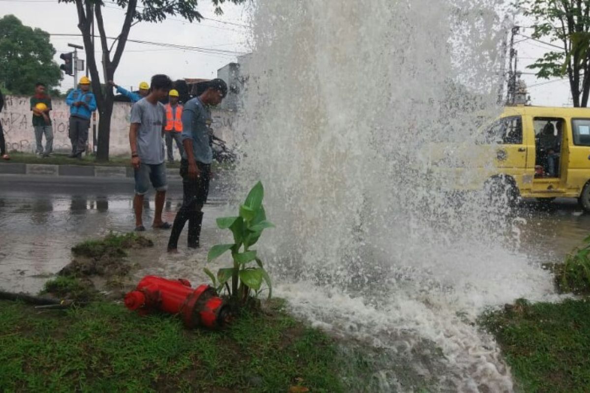 Fire Hydran milik PDAM Tirtanadi ditabrak truk mengakibatkan terganggu pengisian Booster