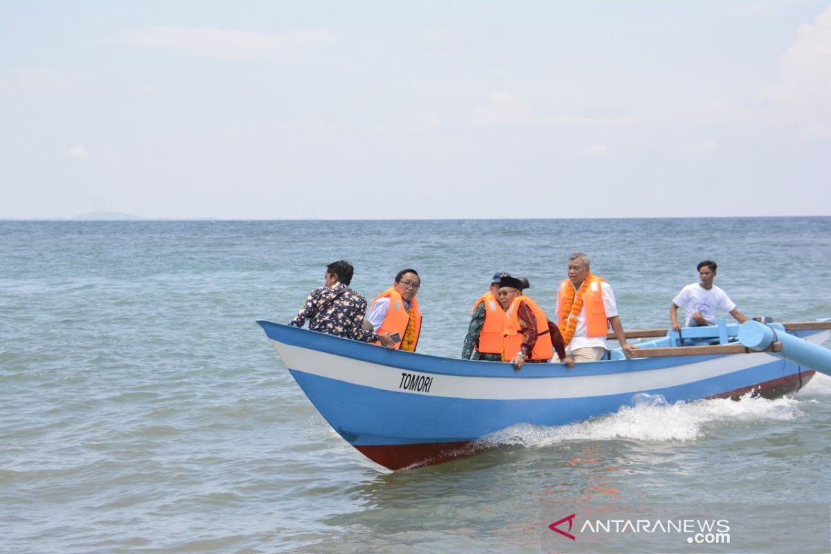 Nelayan NTB menerima bantuan 10 kapal perikanan