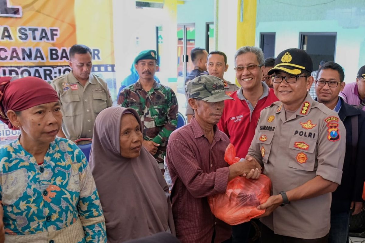 Polresta Sidoarjo salurkan 1.200 paket bahan pokok kepada korban banjir