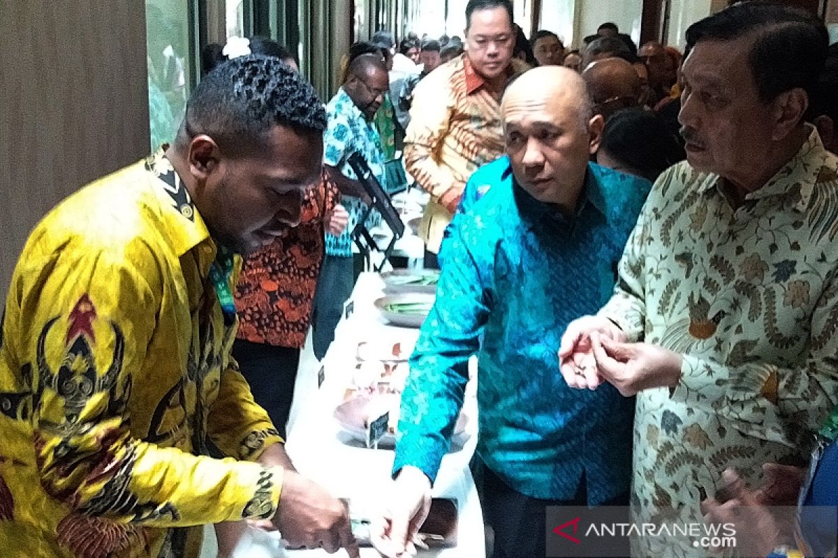 Luhut minta Gubernur Papua Barat benahi pariwisata Raja Ampat