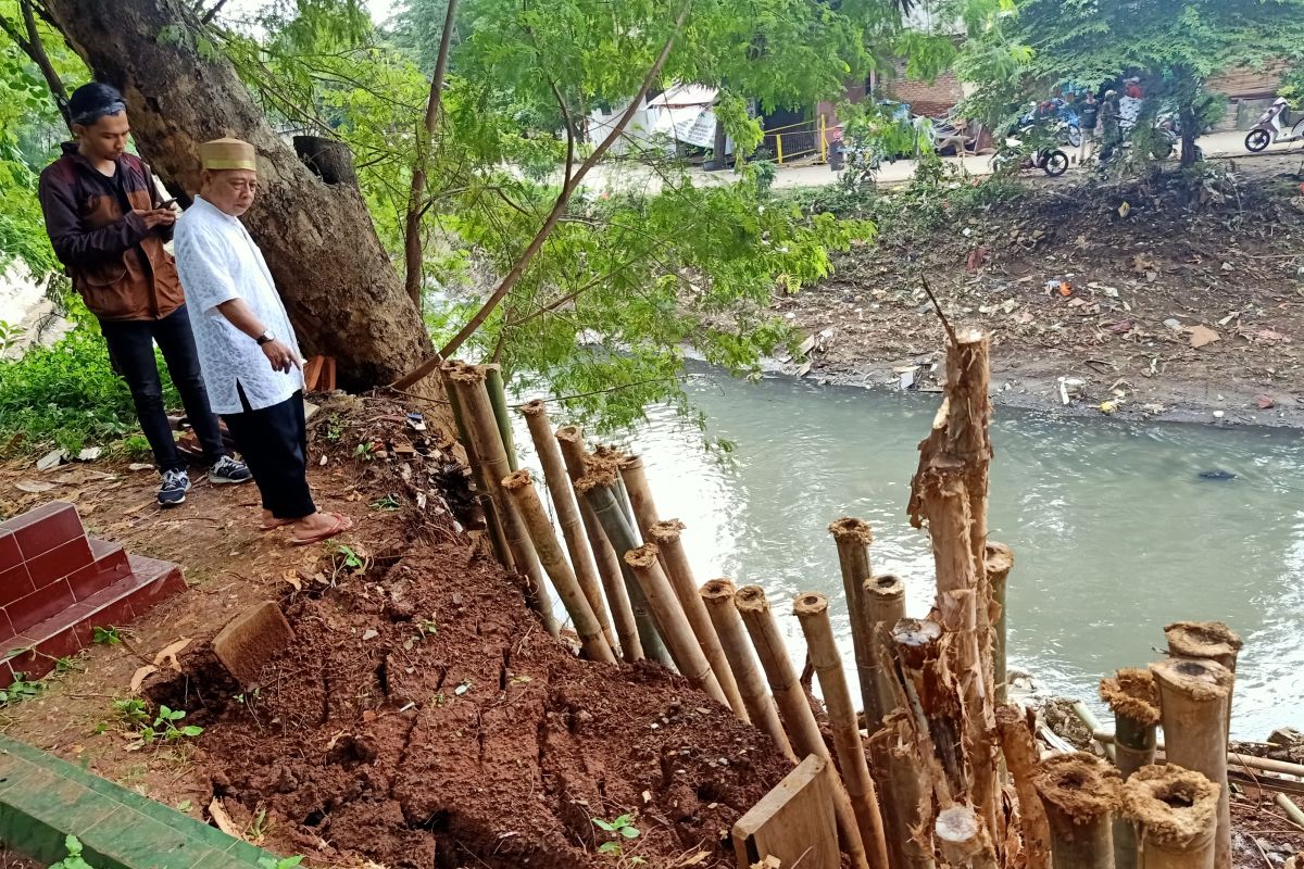Lima jasad keluarga Pangeran Jayakarta dievakuasi akibat longsor