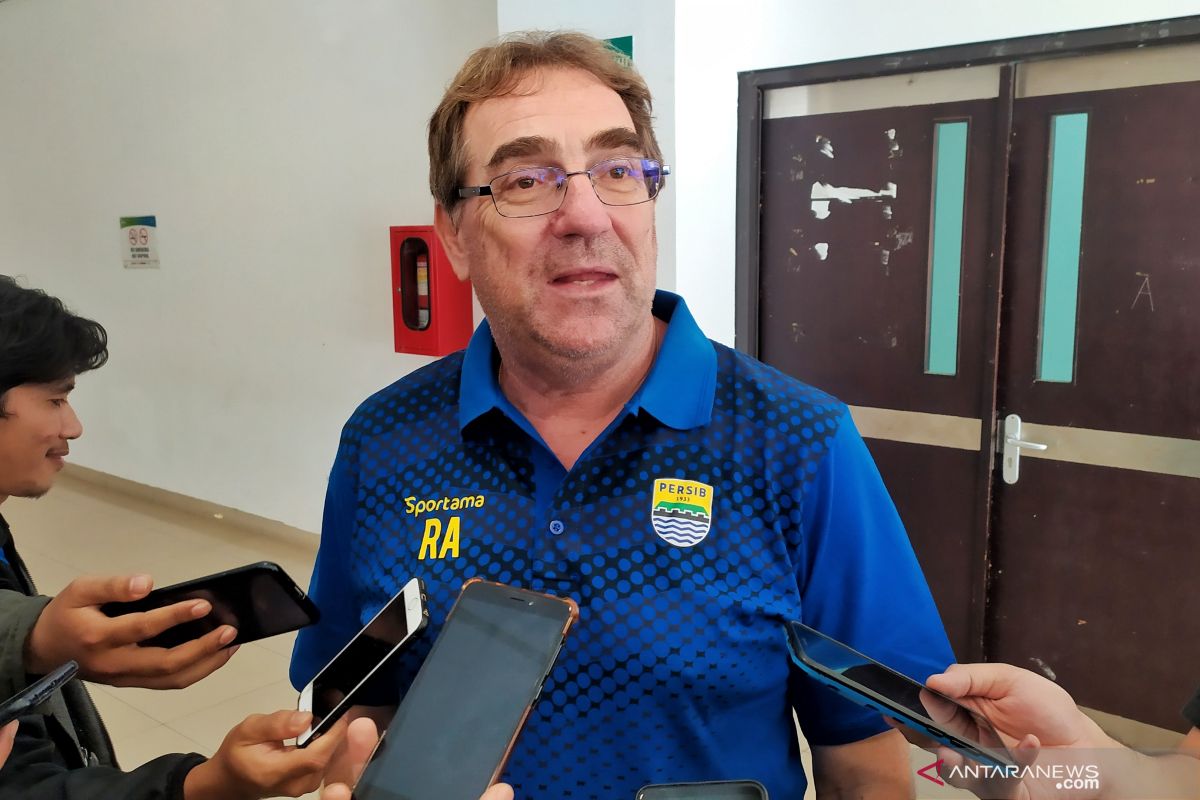 Robert Rene Alberts menyanjung kekompakan pemain Persib Bandung