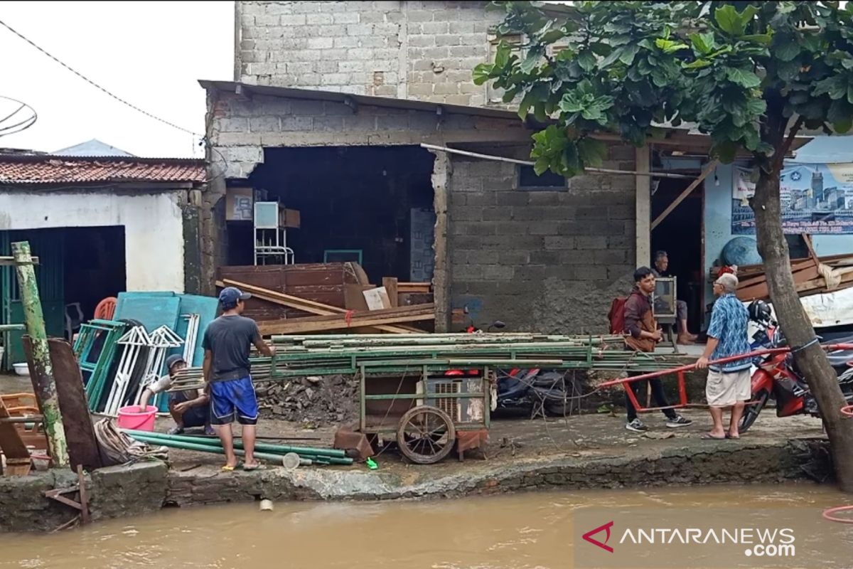Lima bangunan di Cipinang Melayu ambruk dan hanyut saat banjir