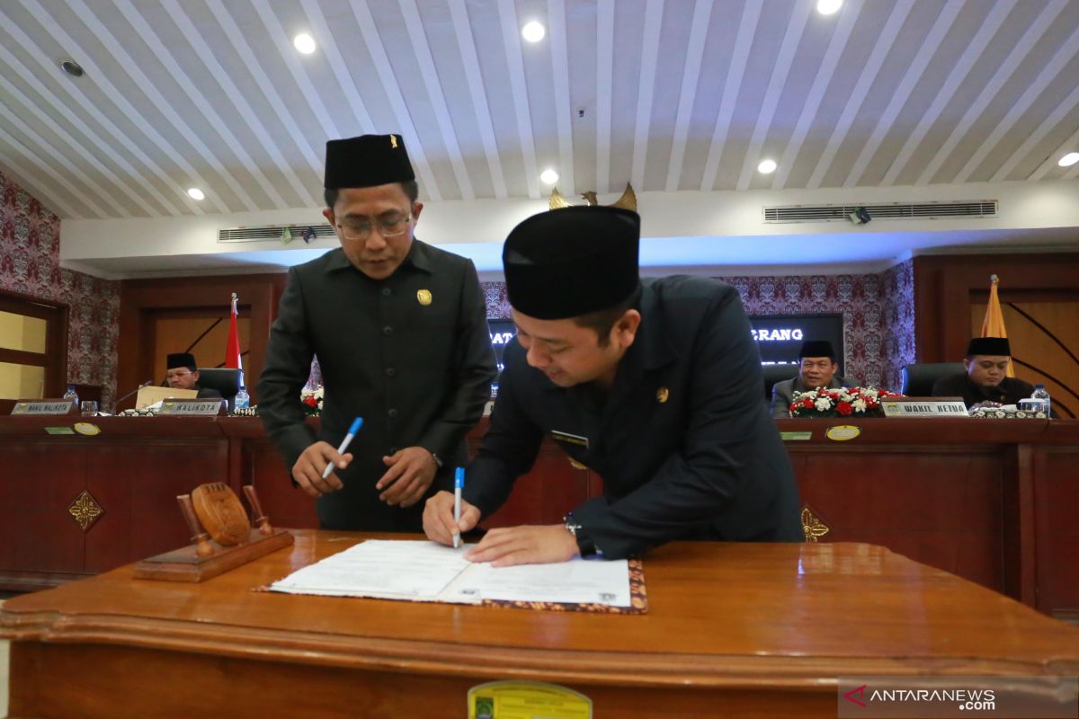 Pemerintah Kota Tangerang dan  DPRD sahkan tiga Peraturan Daerah