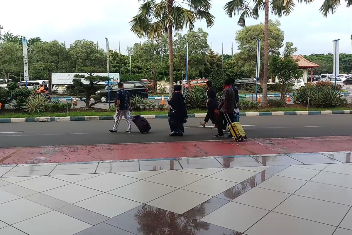 Batal berangkat ke Tanah Suci, jamaah umrah di Bandara Juanda kecewa