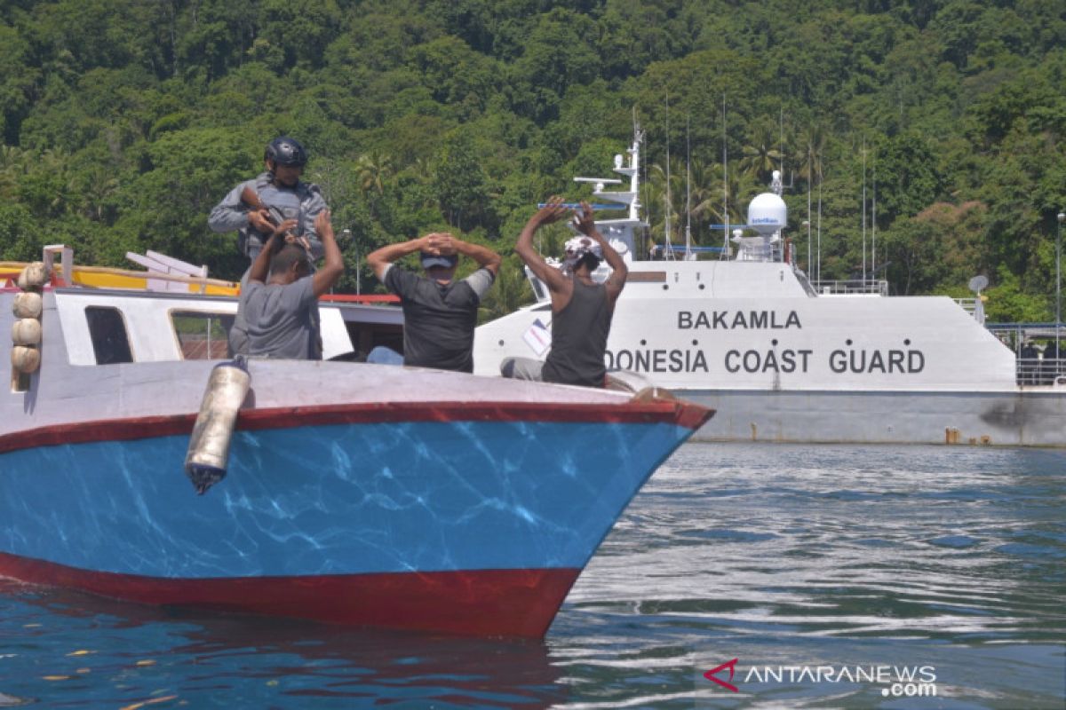 Bakamla Zona Maritim Tengah Simulasi  Penangkapan Kapal Nelayan Asing