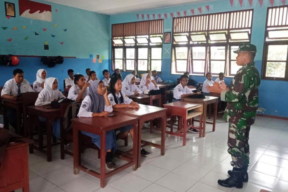 Prajurit TNI ingatkan siswa di perbatasan RI-PNG waspadai bahaya narkoba