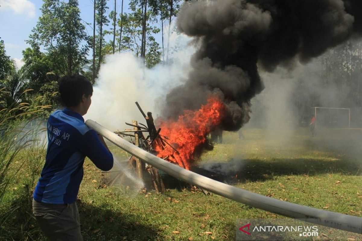 Usai dilatih Tim Fire Fighter PT RAPP, ratusan mahasiswa Unilak daftar jadi relawan karhutla