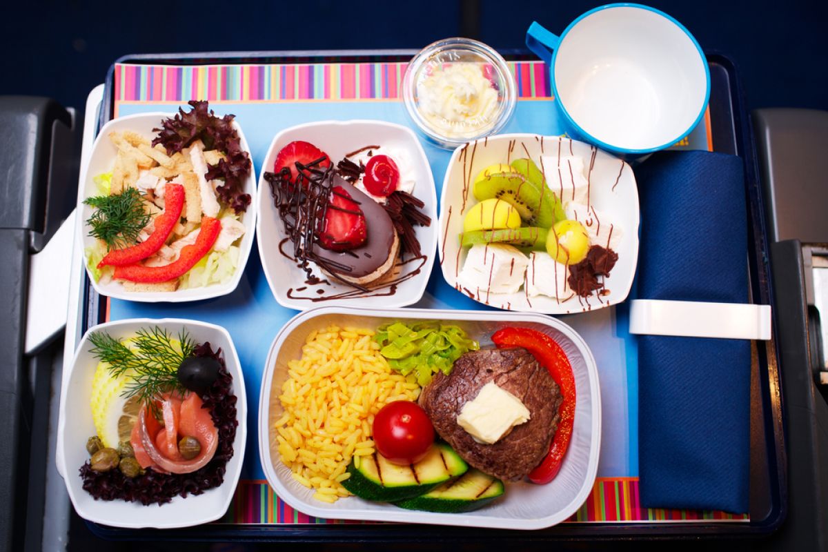 Kenapa makanan di pesawat terasa lebih hambar?